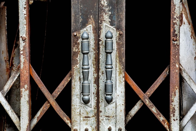 Foto close-up van een roestige metalen deur