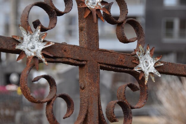 Foto close-up van een roestige metalen hek