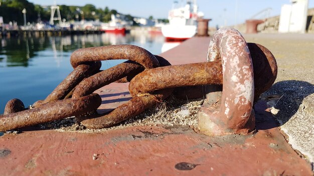 Foto close-up van een roestige metalen ketting in de haven
