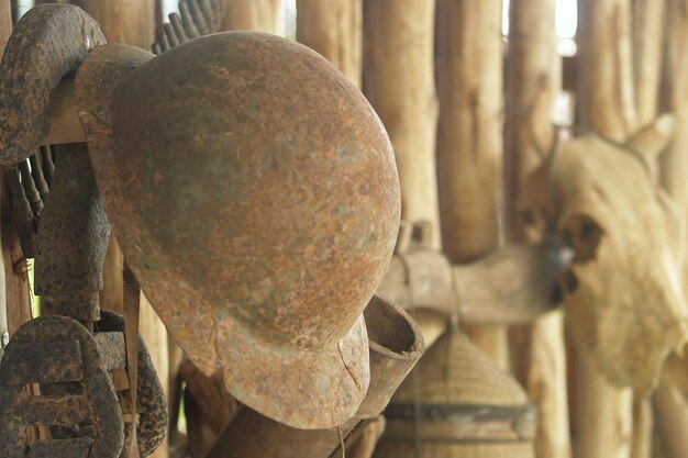 Foto close-up van een roestige oude sculptuur op een houten hek