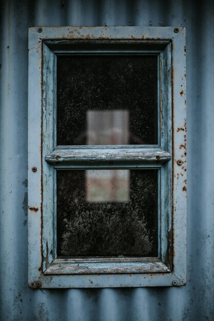 Foto close-up van een roestige venster