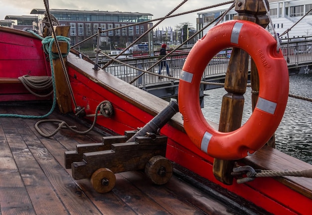 Close-up van een rood schip aan de haven