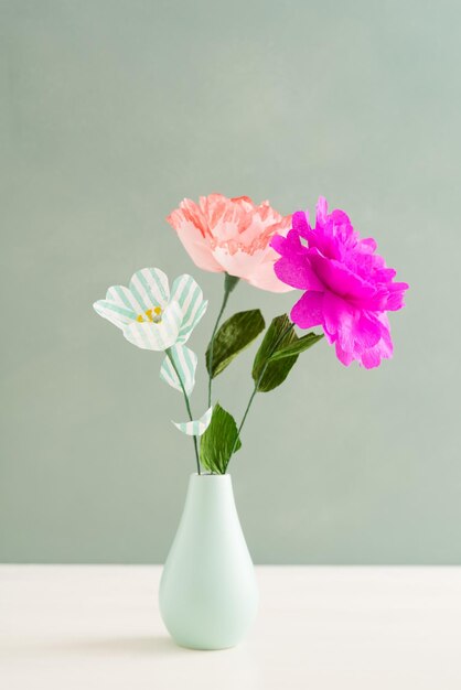 Close-up van een roze bloemenvaas op tafel