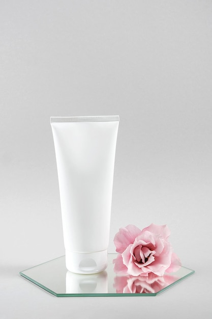 Foto close-up van een roze roos op een witte tafel