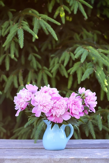 Foto close-up van een roze rozenbloem in een vaas