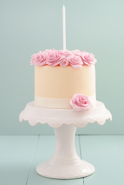Close-up van een roze taart op een witte achtergrond