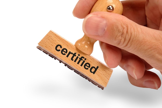 Foto close-up van een rubberen stempel in de hand tegen een witte achtergrond