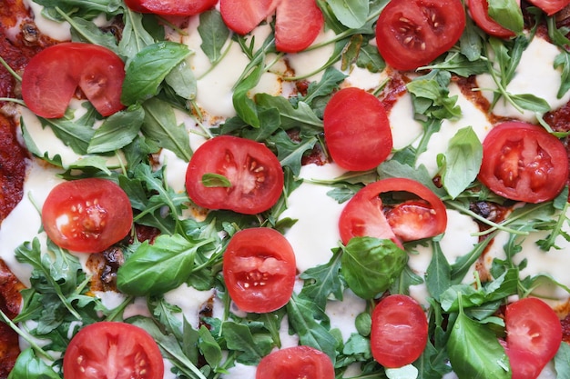 Close-up van een rustieke pizza