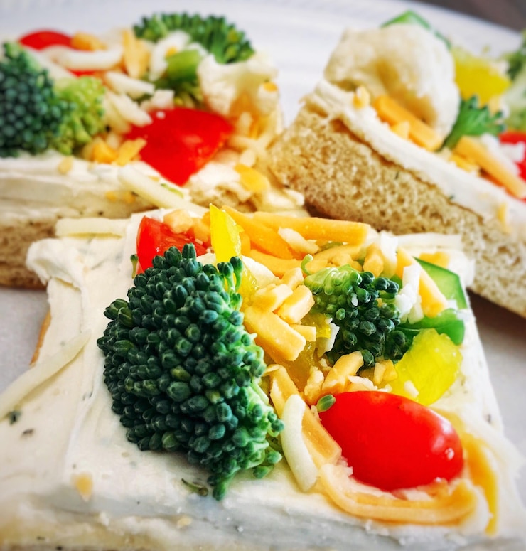 Foto close-up van een salade die op een bord wordt geserveerd