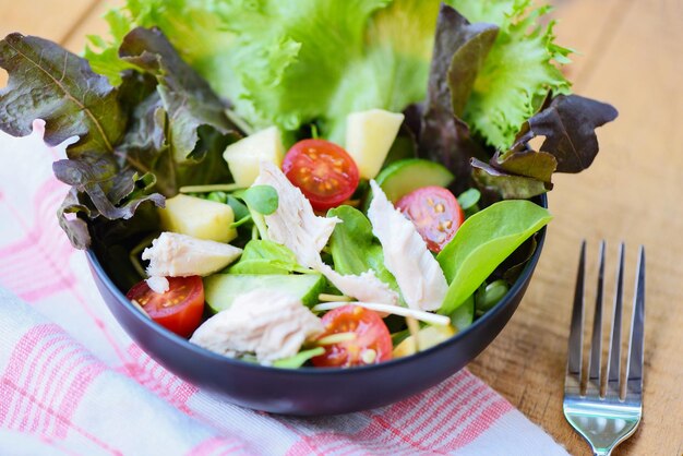 Close-up van een salade die op een bord wordt geserveerd