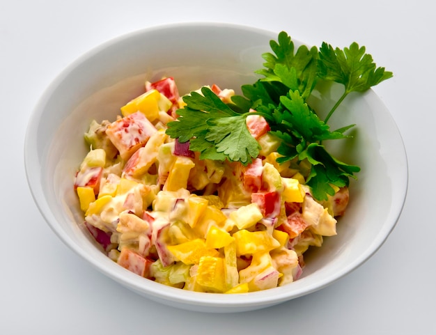 Close-up van een salade in een kom die op tafel wordt geserveerd