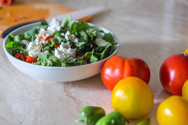 Close-up van een salade in een kom op de keukentafel