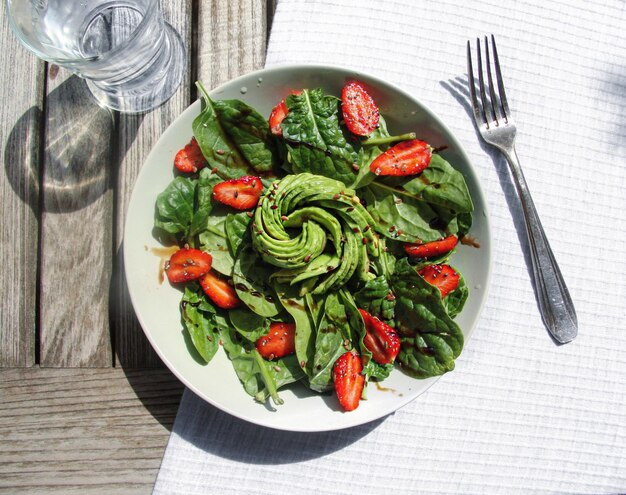 Foto close-up van een salade in een schaal op tafel