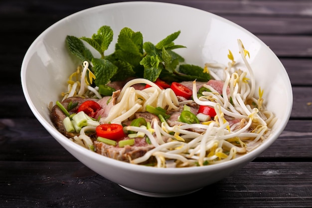 Close-up van een salade in een schaal op tafel