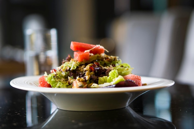 Close-up van een salade in een schaal op tafel