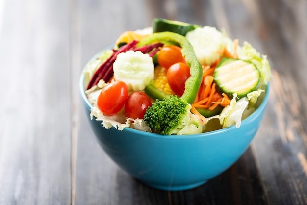 Close-up van een salade in een schaal op tafel