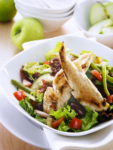 Close-up van een salade op een bord op tafel