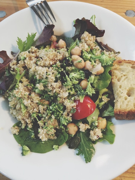 Foto close-up van een salade op het bord