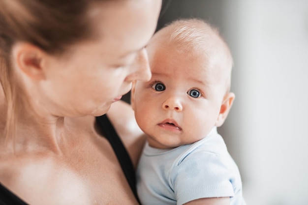 Close-up van een schattige jongen thuis.