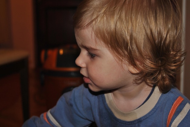 Foto close-up van een schattige jongen thuis.