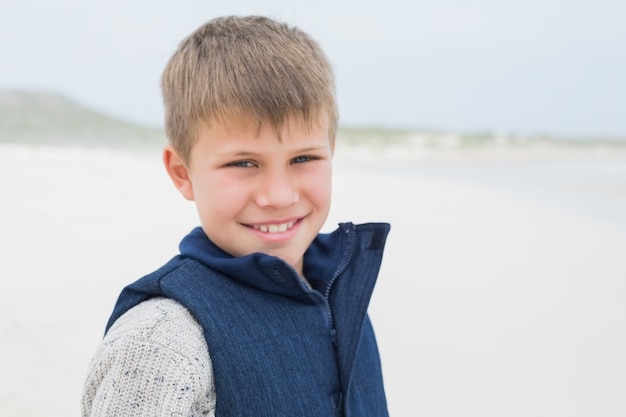 Close-up van een schattige lachende jongen op het strand