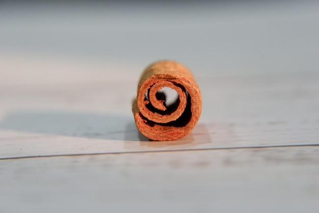 Foto close-up van een schelp op een metalen tafel