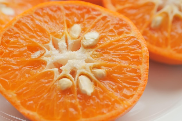 Close-up van een schijfje oranje fruit in een kom