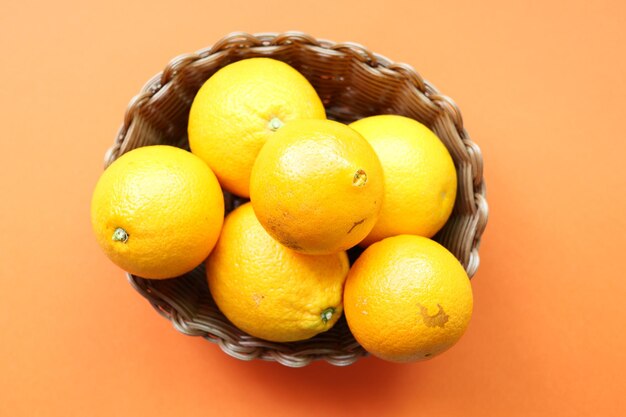 Close-up van een schijfje sinaasappelvruchten in een kom