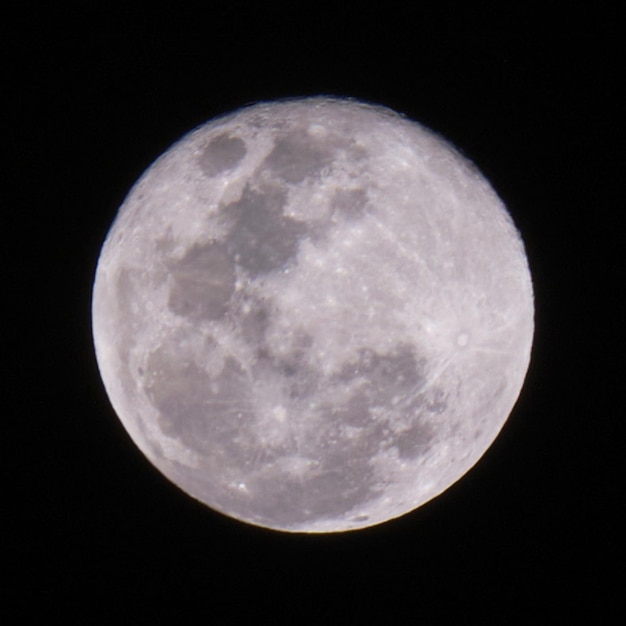 Close-up van een schitterende maan in de nachtelijke hemel