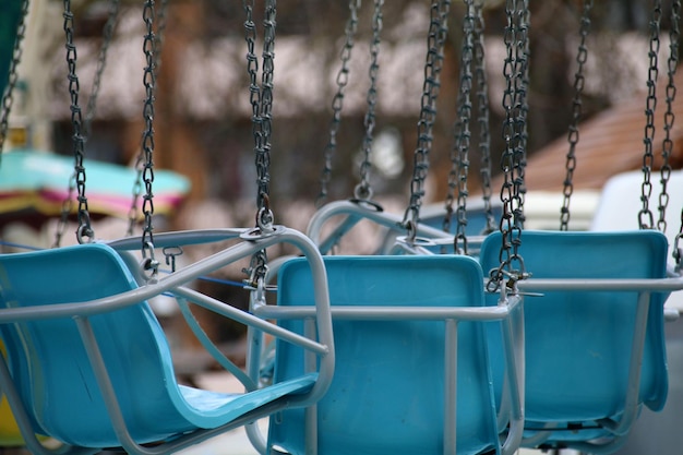 Foto close-up van een schommel in het park