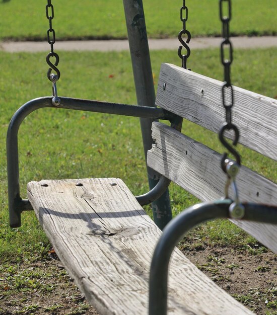 Foto close-up van een schommel in het park