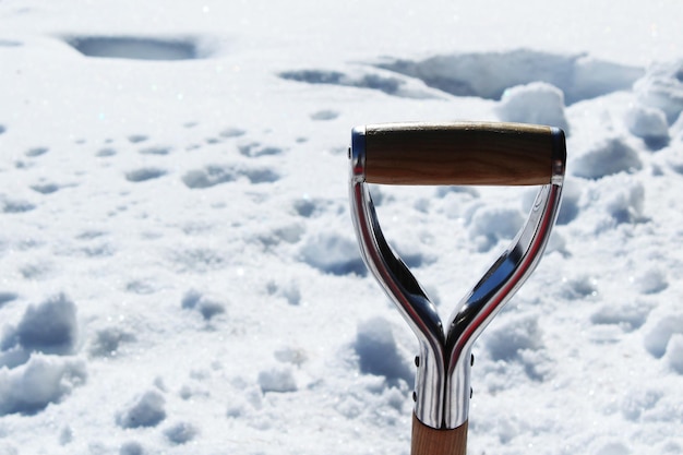 Foto close-up van een schophandvat in de sneeuw tijdens de winter