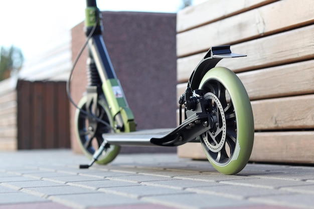 Close-up van een scooter met een schijfrem op een scooterverhuur in de stad