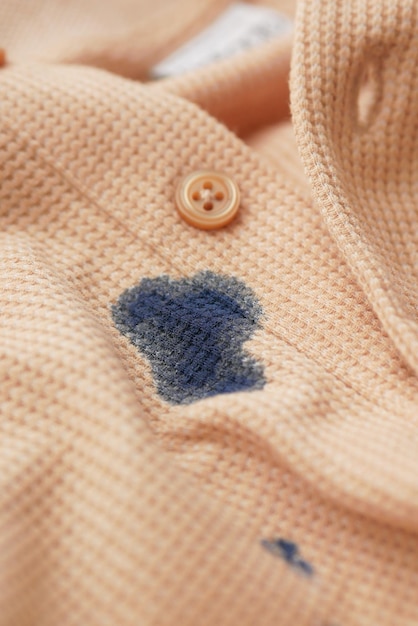 close-up van een shirt met een blauwe inktvlek
