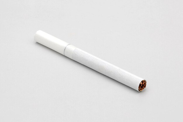 Foto close-up van een sigaret op een witte achtergrond
