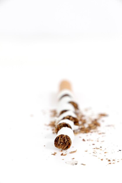 Foto close-up van een sigaret op een witte achtergrond