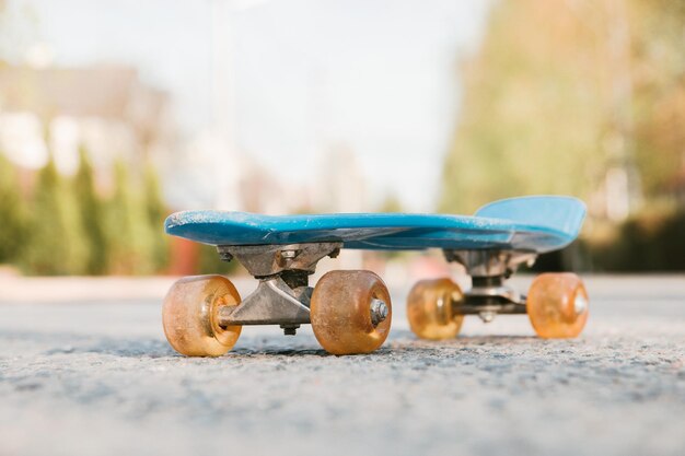 Foto close-up van een skateboard op de weg