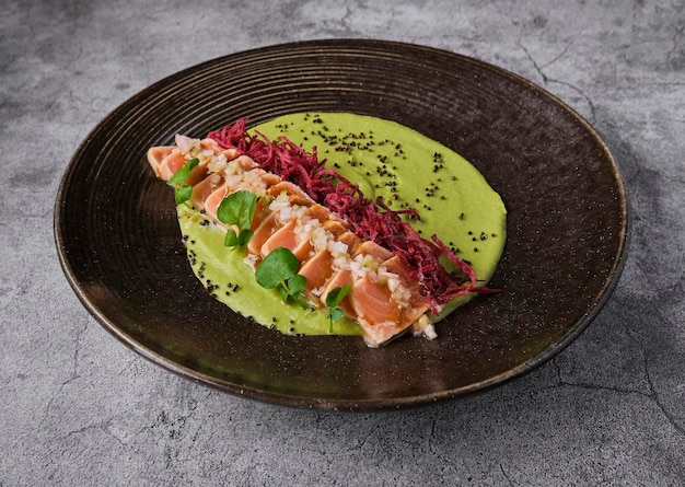 Close-up van een smakelijke Japanse tataki van zalm bedekt met sesam