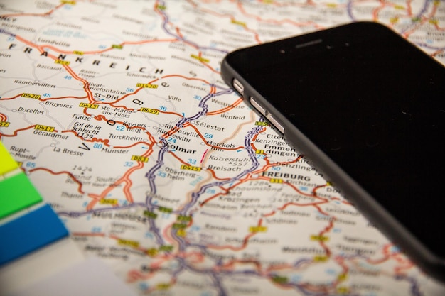 Close-up van een smartphone op de kaart