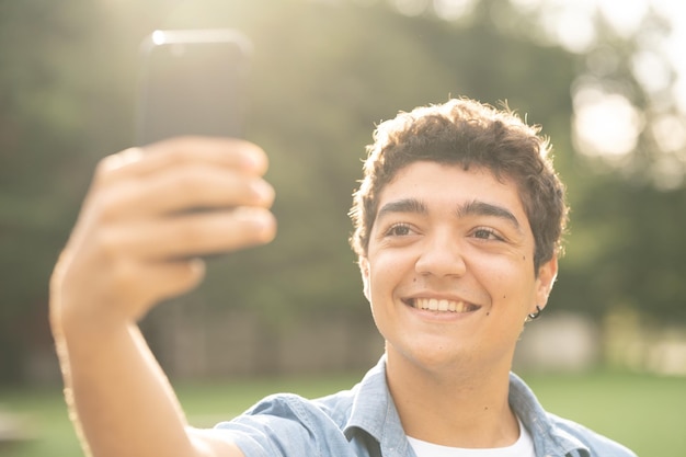 Close-up van een Spaanse jongen die selfie neemt