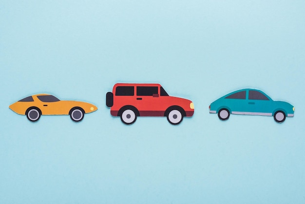 Close-up van een speelgoedauto tegen een blauwe achtergrond
