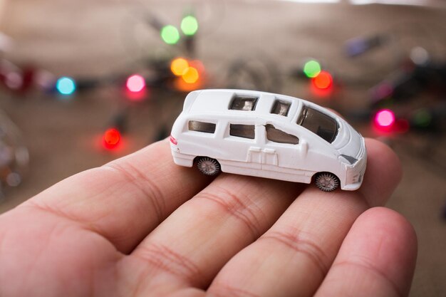 Foto close-up van een speelgoedwagen die in de hand wordt gehouden