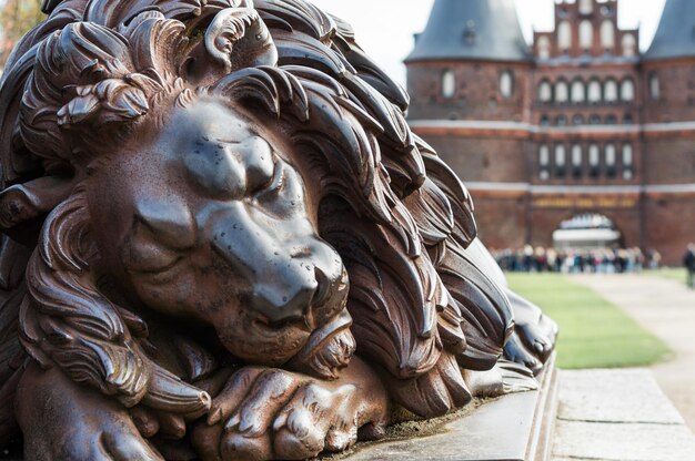 Foto close-up van een standbeeld tegen een gebouw in de stad