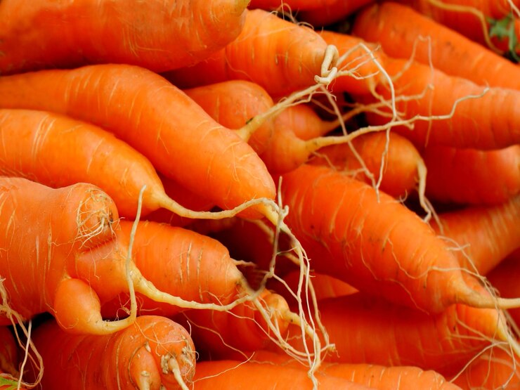 Foto close-up van een stapel verse rauwe wortels