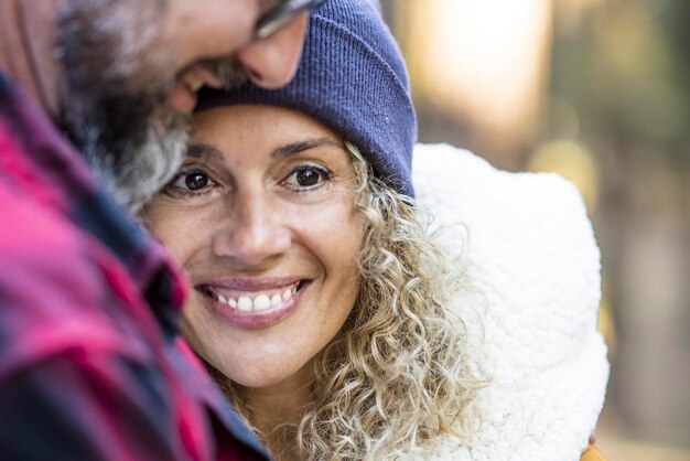 Foto close-up van een stel dat buiten staat