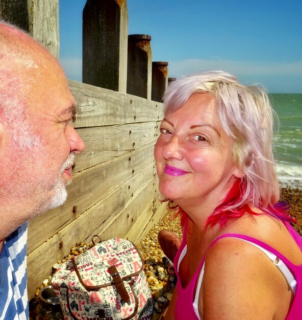 Foto close-up van een stel op het strand