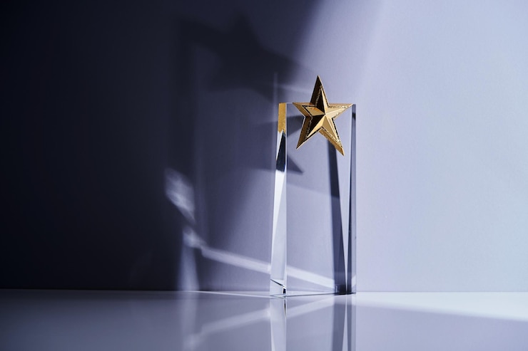 Foto close-up van een stervormige glazen of kristallen trofee