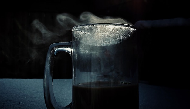 Foto close-up van een stoomende koffiekop