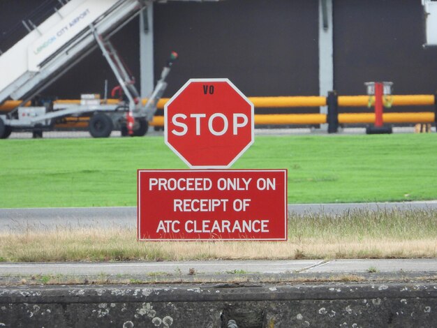 Foto close-up van een stopbord op de landingsbaan van de luchthaven