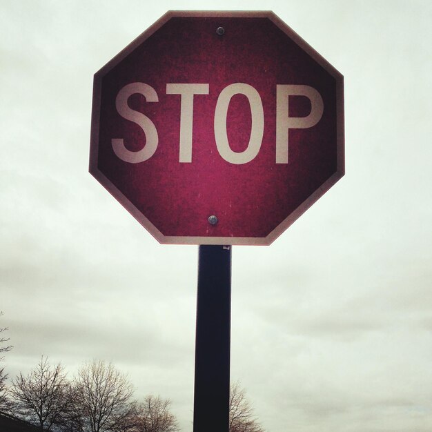 Foto close-up van een stopbord tegen de lucht